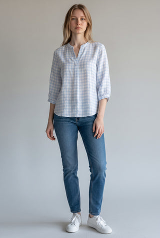 Blouse en lin Le Capitaine D'a Bord modèle Velia à carreaux bleus et blancs avec manches 3/4 et col montant
